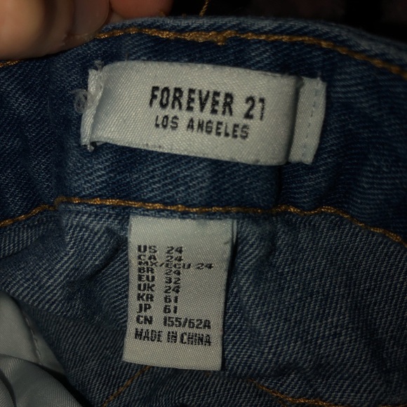 𝐅𝐎𝐑𝐄𝐕𝐄𝐑 𝟐𝟏 𝐉𝐄𝐀𝐍 𝐒𝐇𝐎𝐑𝐓𝐒 - Picture 4 of 4